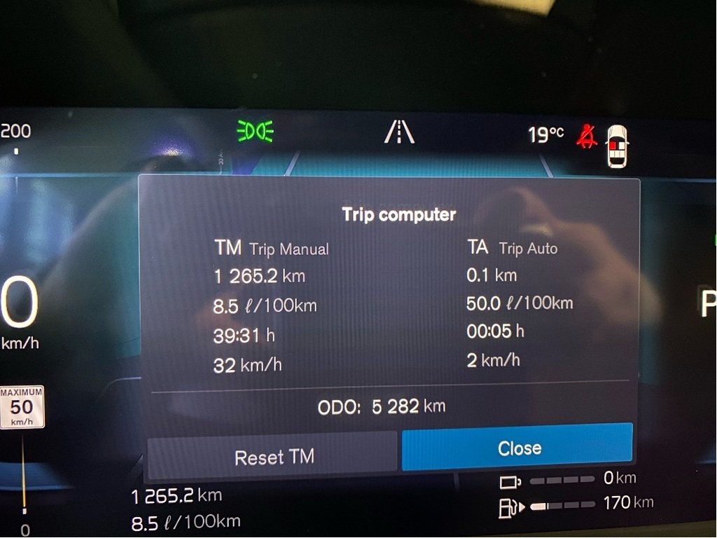 2025 Volvo XC60 Plug-In Hybrid T8 AWD Ultra Dark Theme-16