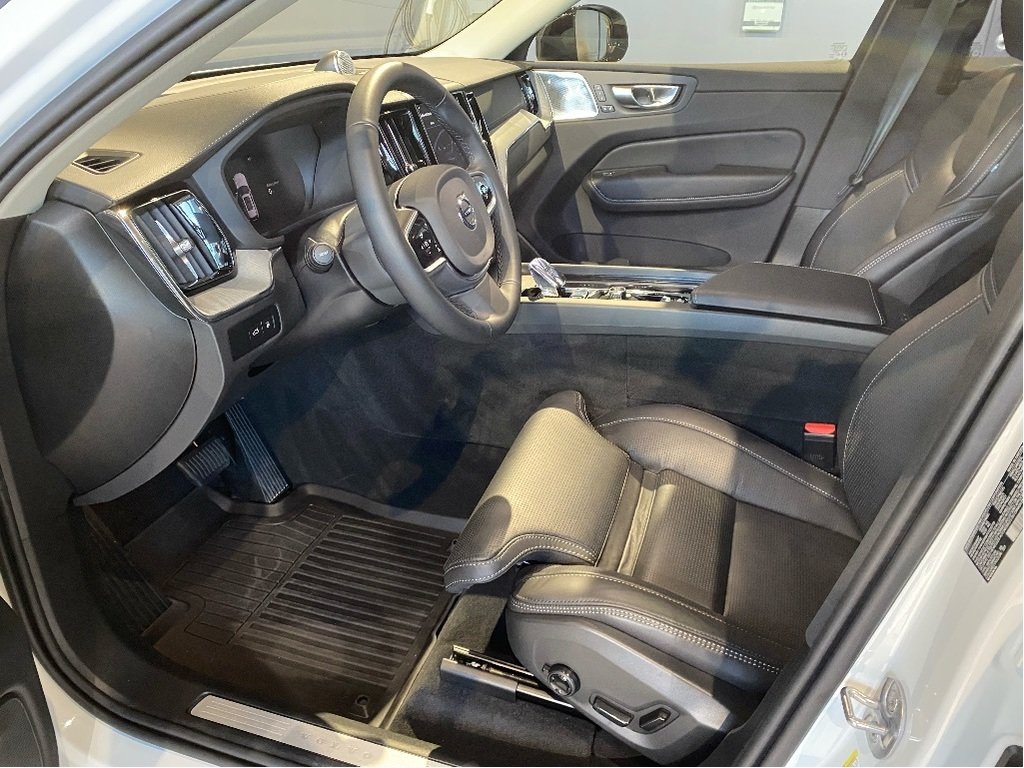 2025 Volvo XC60 Plug-In Hybrid T8 AWD Ultra Dark Theme-9