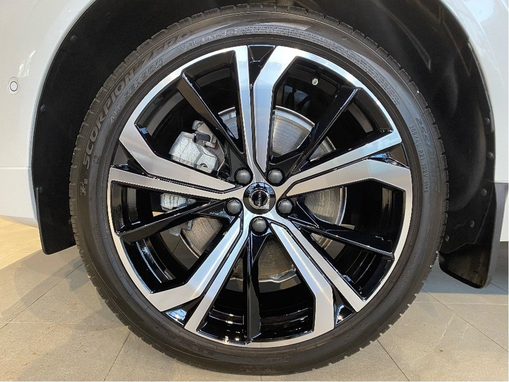 2025 Volvo XC60 Plug-In Hybrid T8 AWD Ultra Dark Theme-8