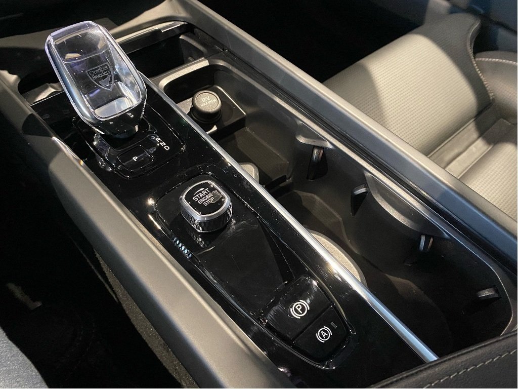 2025 Volvo XC60 Plug-In Hybrid T8 AWD Ultra Dark Theme-12