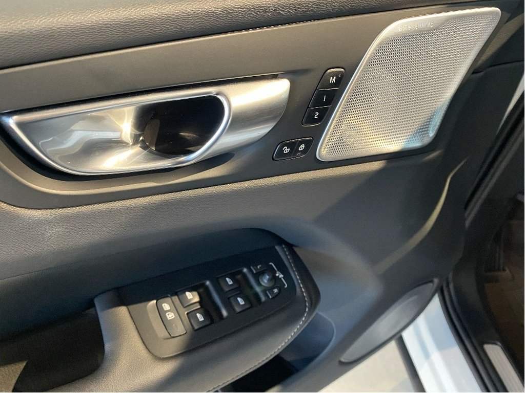 2025 Volvo XC60 Plug-In Hybrid T8 AWD Ultra Dark Theme-11