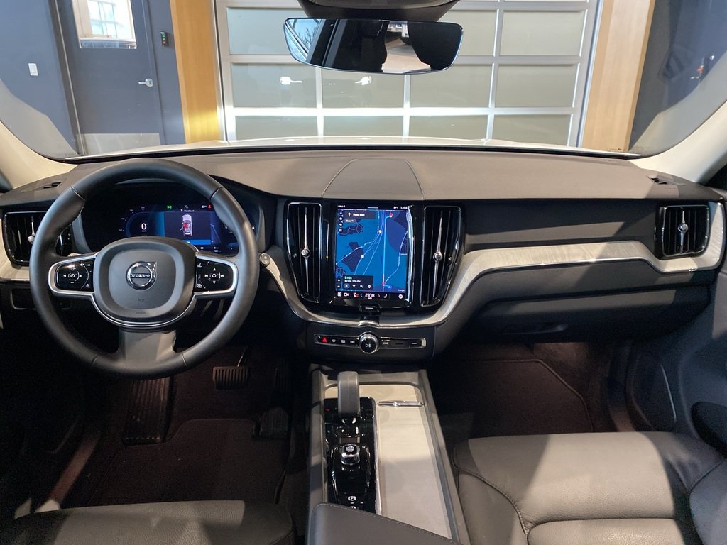 2025 Volvo XC60 Plug-In Hybrid T8 AWD Plus Dark Theme-10