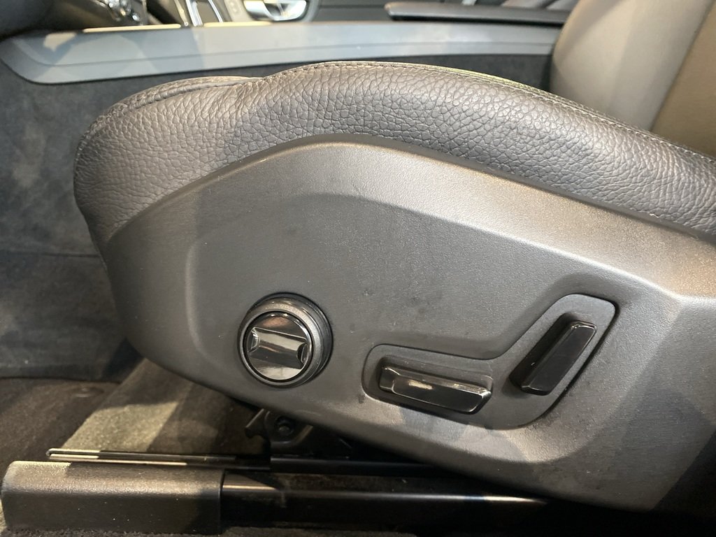 2025 Volvo XC60 Plug-In Hybrid T8 AWD Plus Dark Theme-13