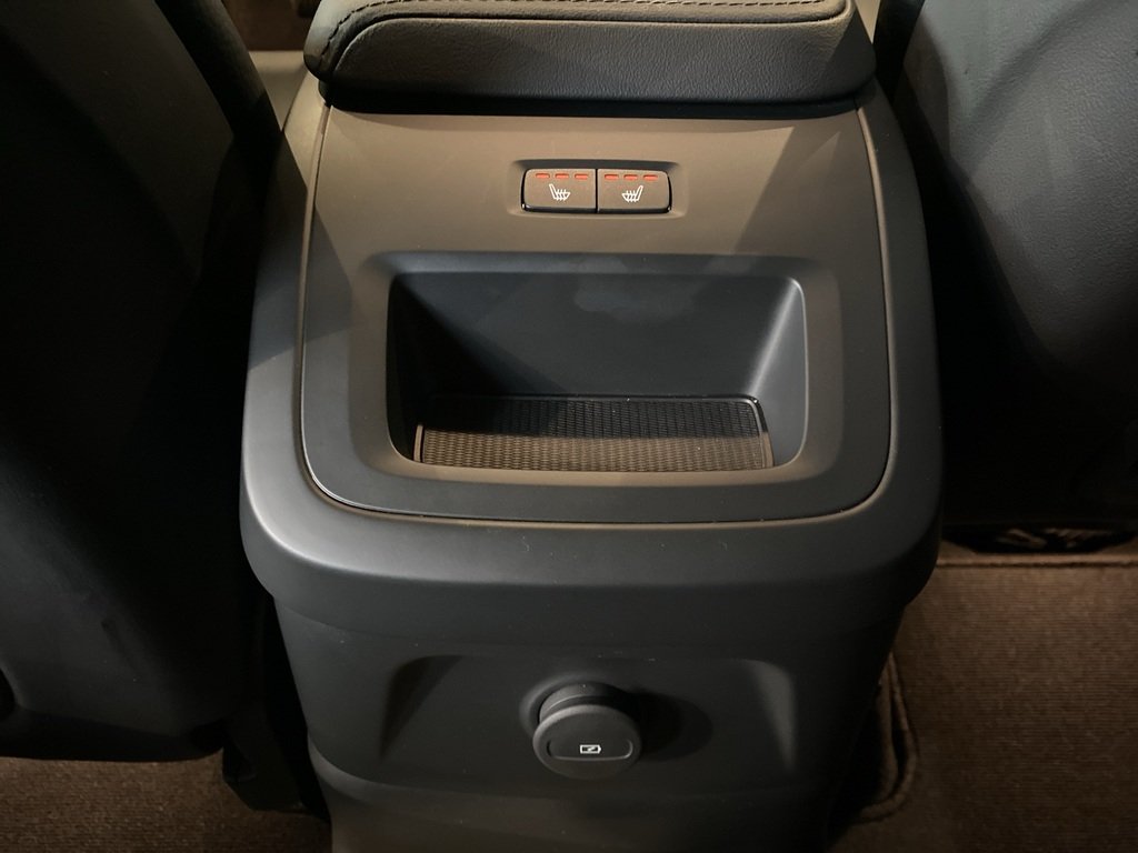 2025 Volvo XC60 Plug-In Hybrid T8 AWD Plus Dark Theme-18