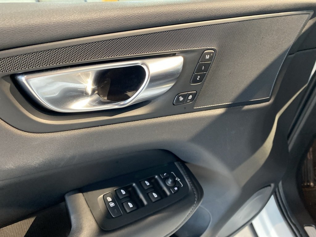 2025 Volvo XC60 Plug-In Hybrid T8 AWD Plus Dark Theme-11