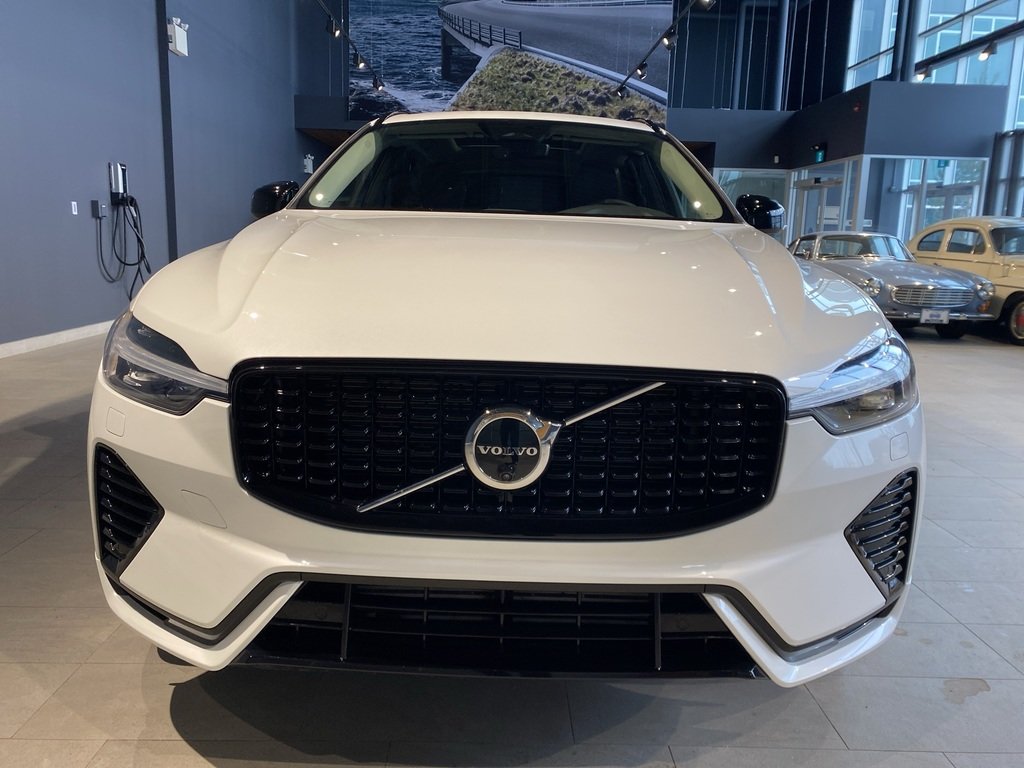 2025 Volvo XC60 Plug-In Hybrid T8 AWD Plus Dark Theme-7
