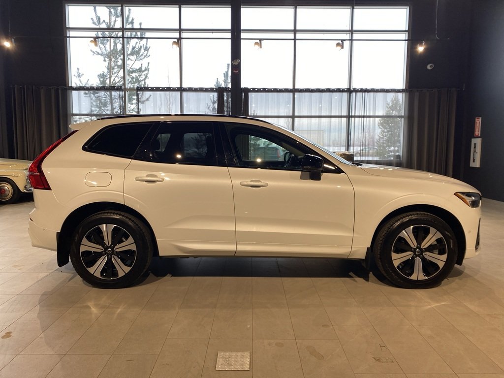 2025 Volvo XC60 Plug-In Hybrid T8 AWD Plus Dark Theme-5