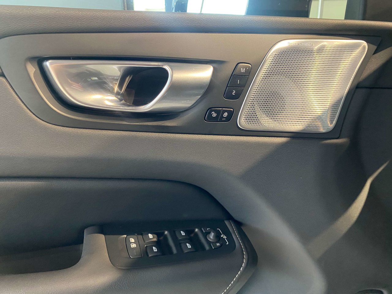 2025 Volvo XC60 Plug-In Hybrid T8 AWD Ultra Black Edition-11
