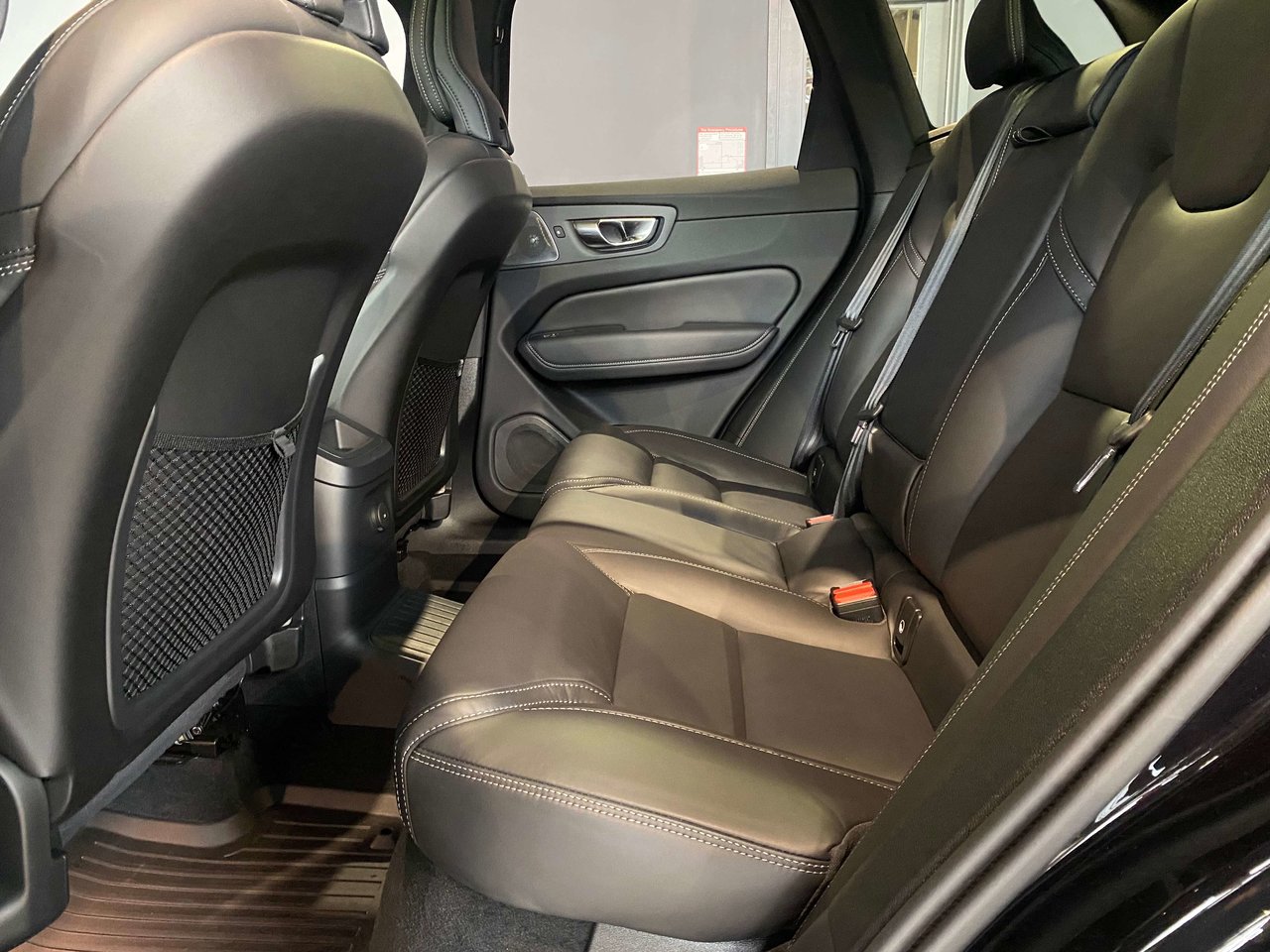2025 Volvo XC60 Plug-In Hybrid T8 AWD Ultra Black Edition-18