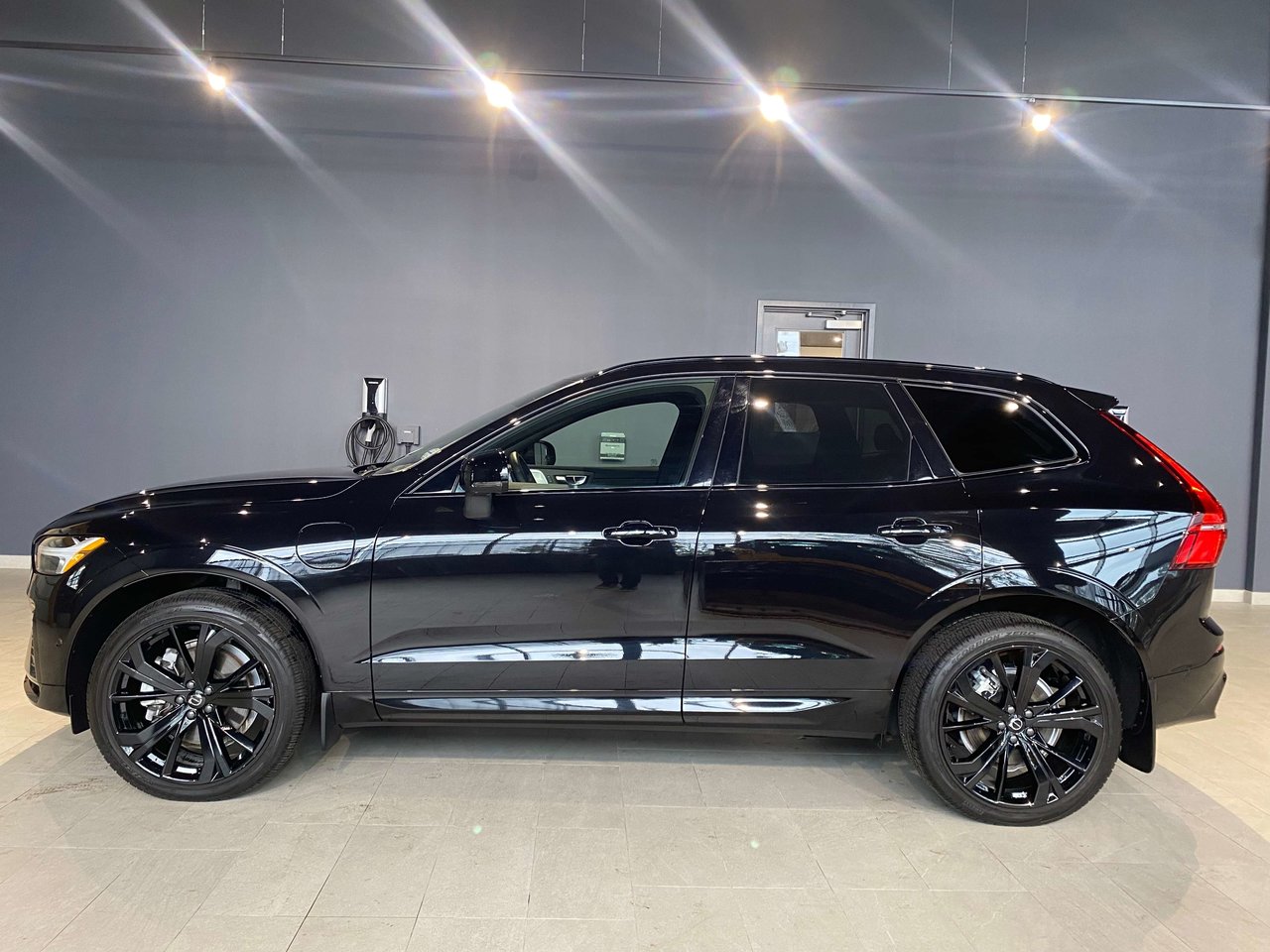 2025 Volvo XC60 Plug-In Hybrid T8 AWD Ultra Black Edition-1
