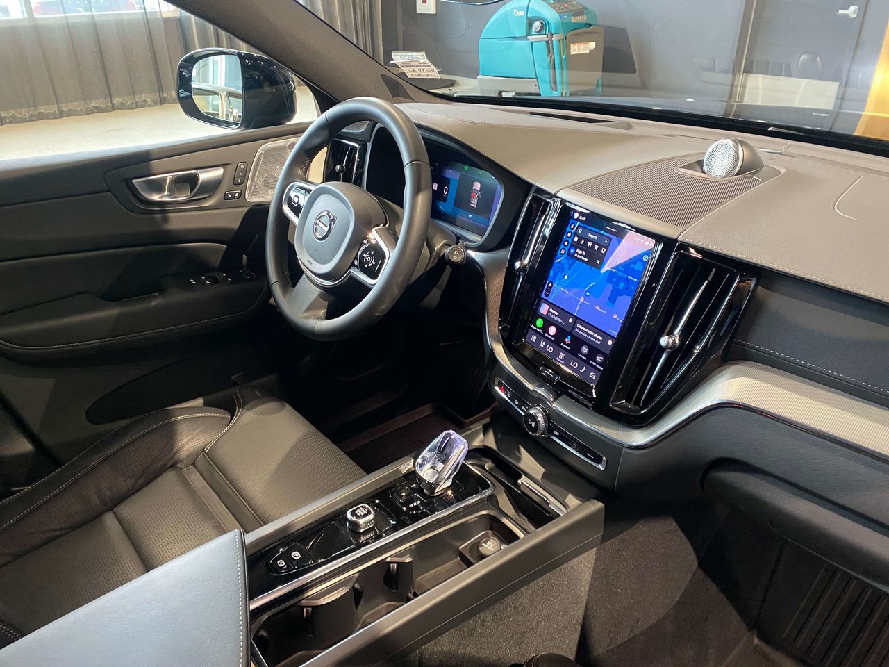 2025 Volvo XC60 Plug-In Hybrid T8 AWD Ultra Black Edition-24