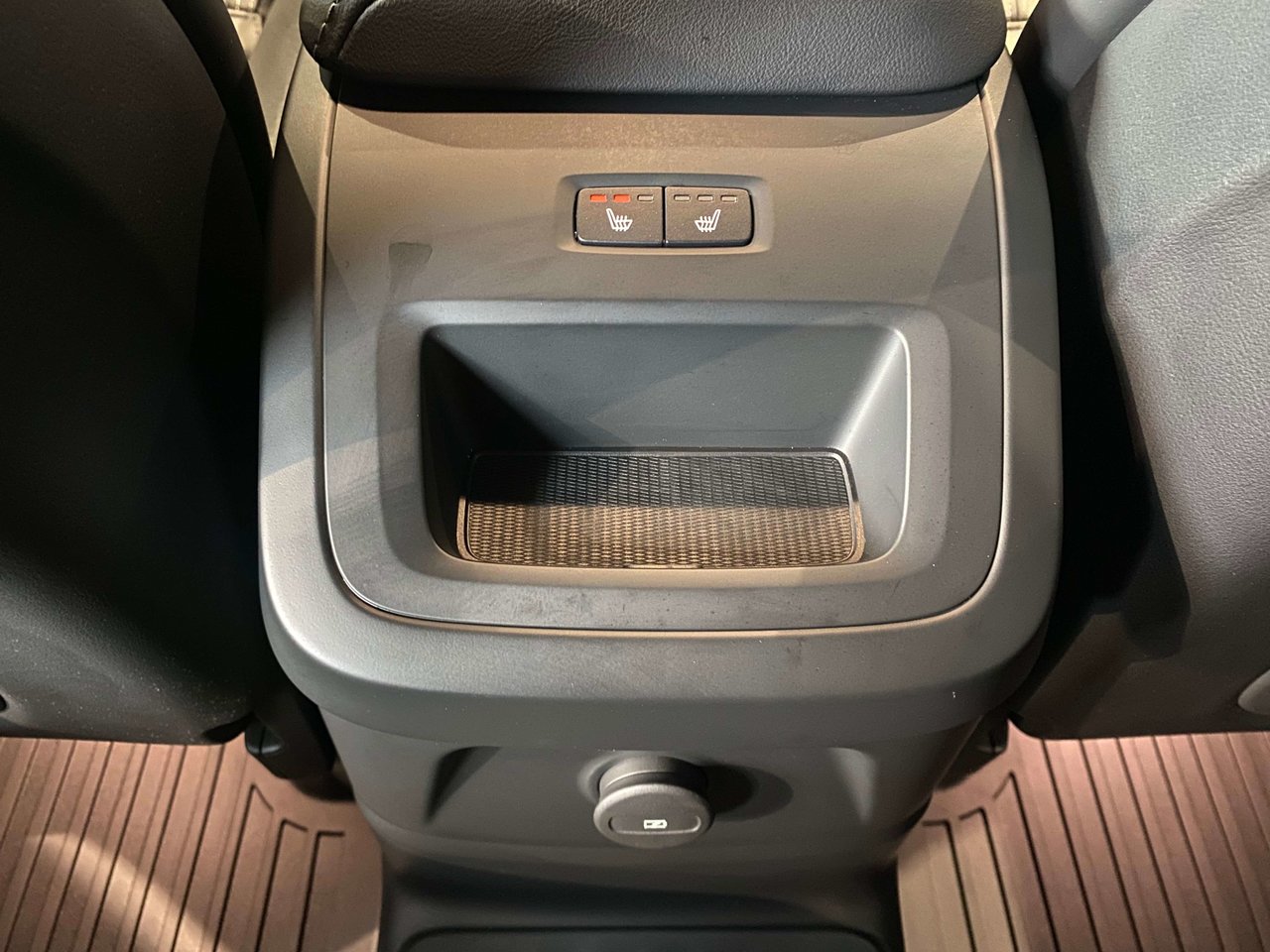 2025 Volvo XC60 Plug-In Hybrid T8 AWD Ultra Black Edition-19