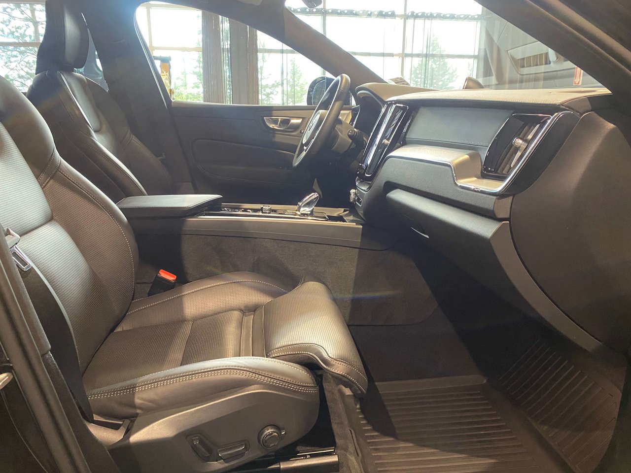 2025 Volvo XC60 Plug-In Hybrid T8 AWD Ultra Black Edition-23