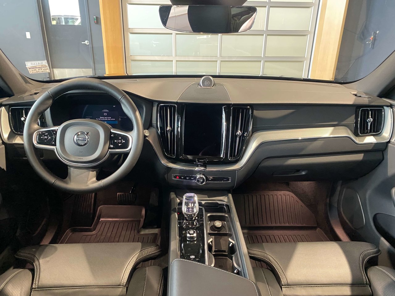 2025 Volvo XC60 Plug-In Hybrid T8 AWD Ultra Black Edition-10