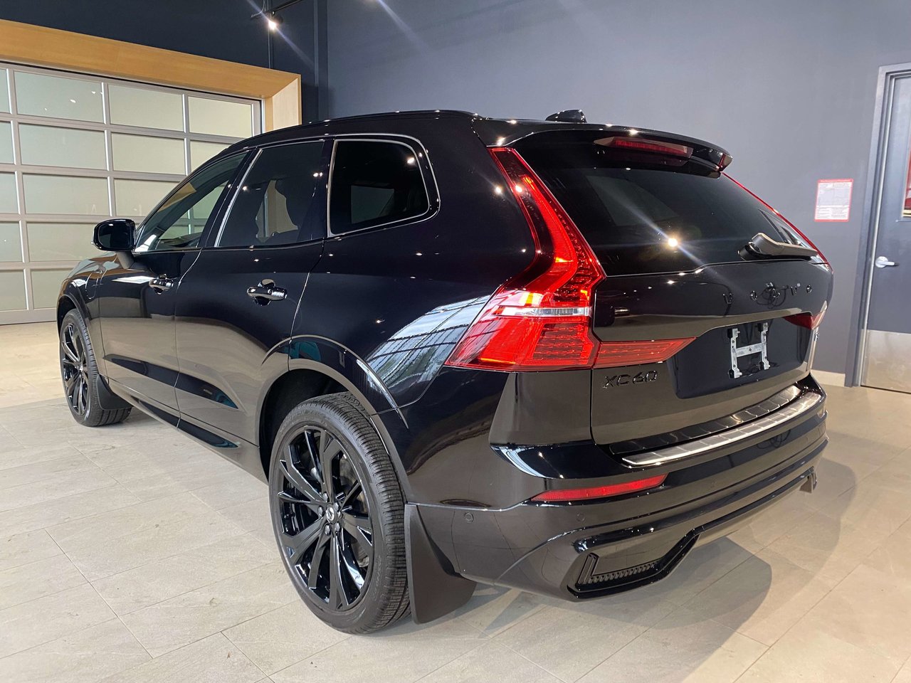 2025 Volvo XC60 Plug-In Hybrid T8 AWD Ultra Black Edition-2
