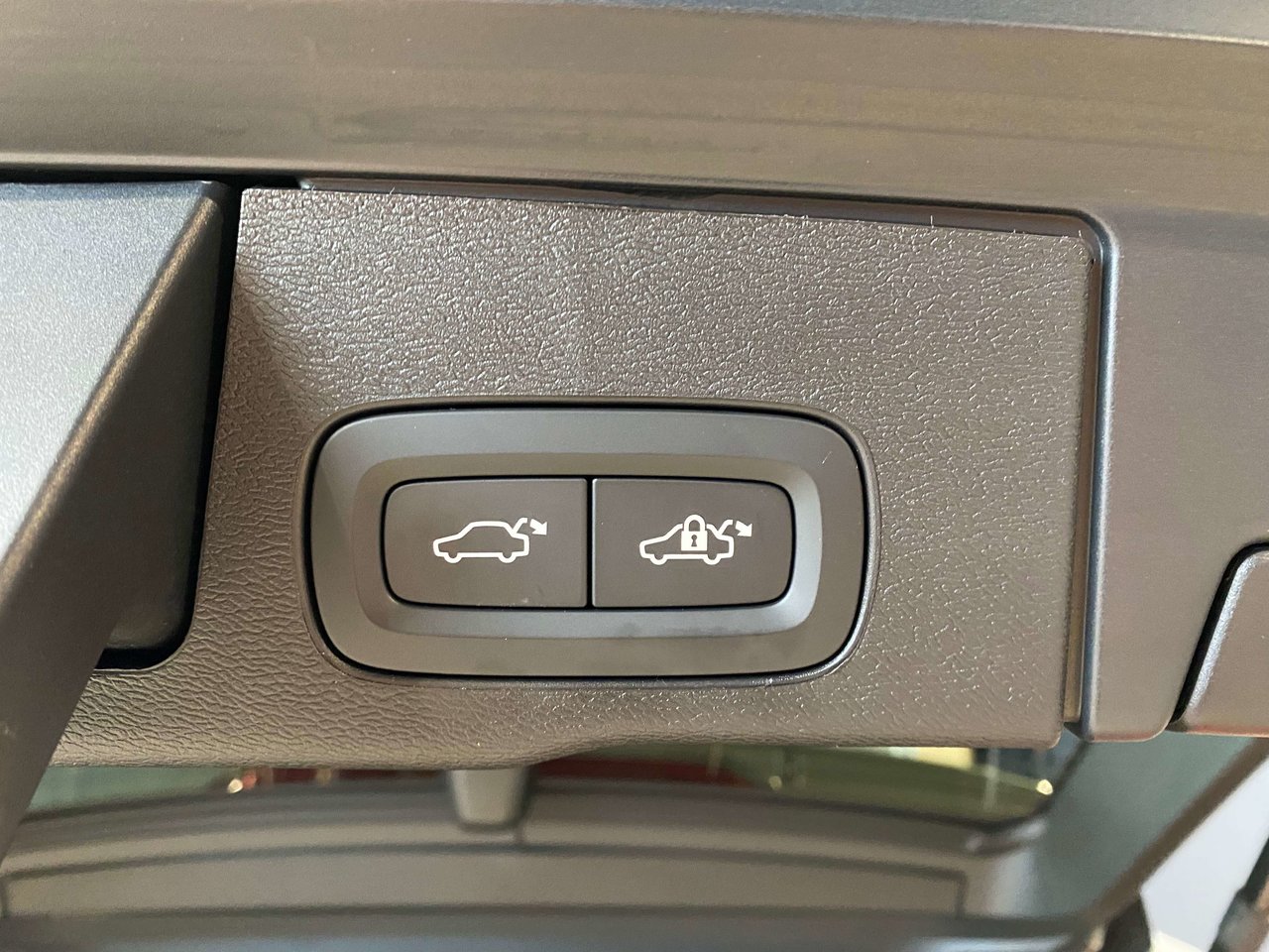 2026 Volvo XC60 Plug-In Hybrid T8 AWD Ultra Dark Theme-21