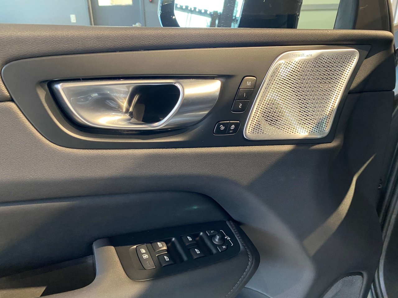 2026 Volvo XC60 Plug-In Hybrid T8 AWD Ultra Dark Theme-10