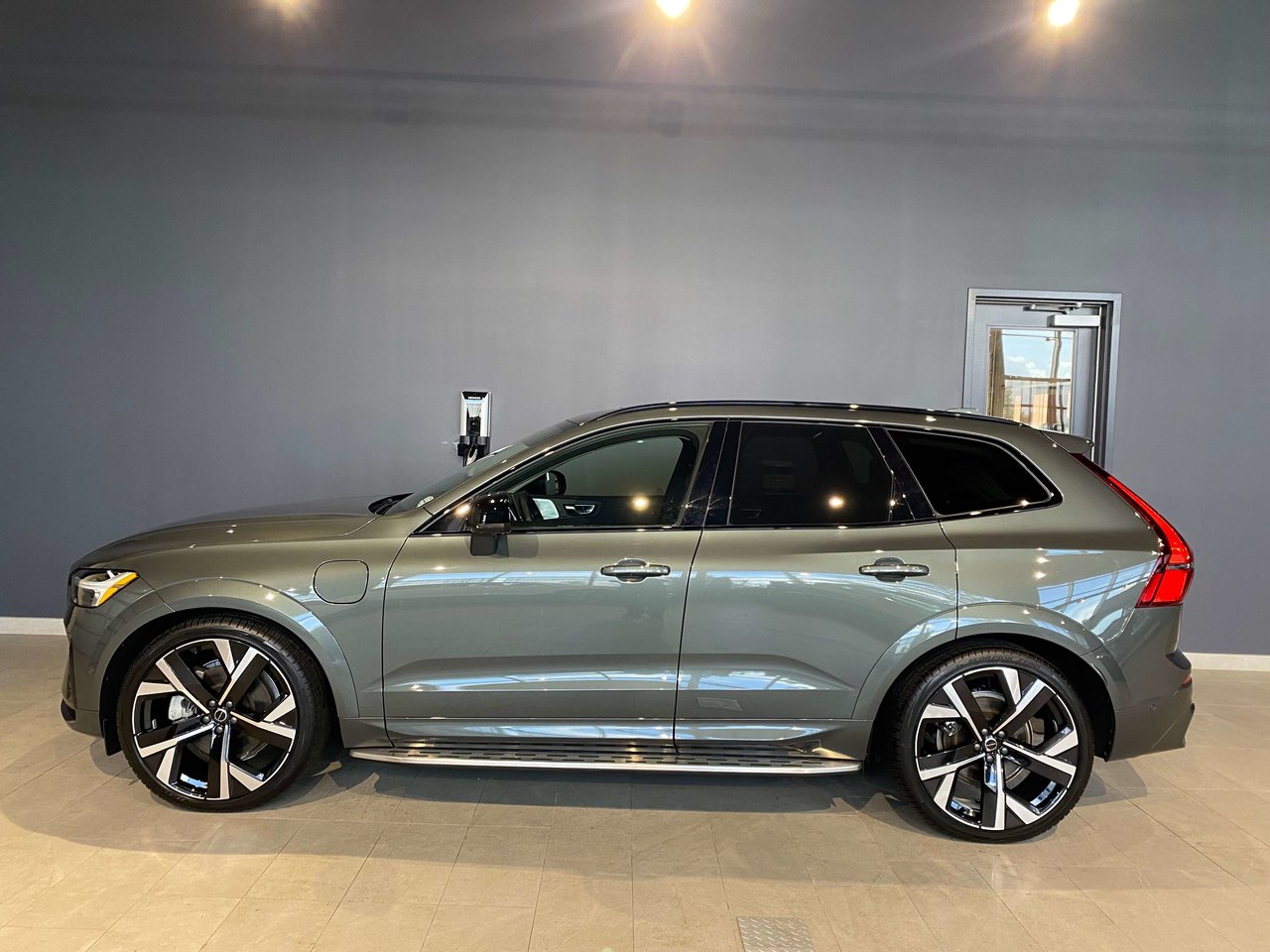 2026 Volvo XC60 Plug-In Hybrid T8 AWD Ultra Dark Theme-1