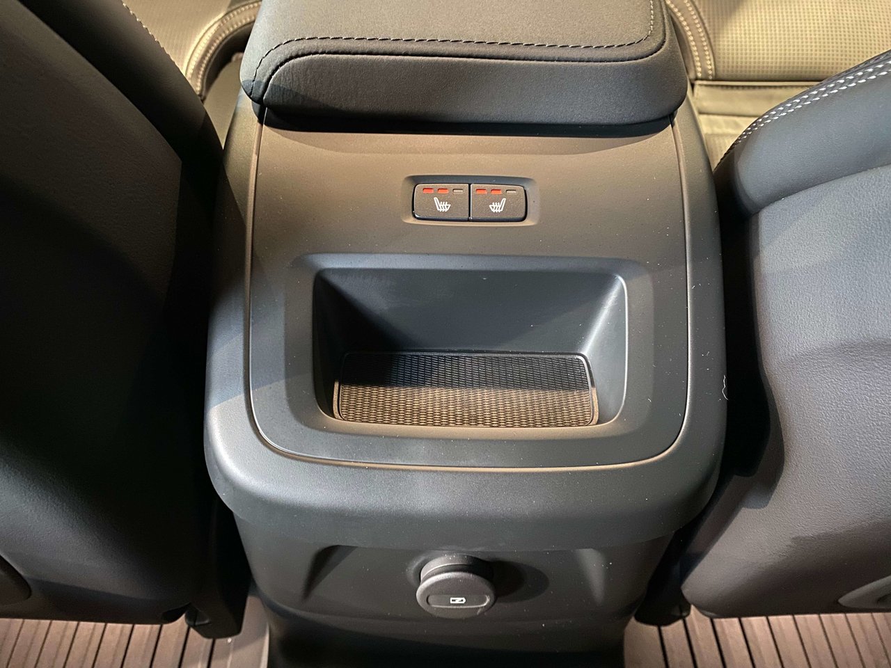 2026 Volvo XC60 Plug-In Hybrid T8 AWD Ultra Dark Theme-18