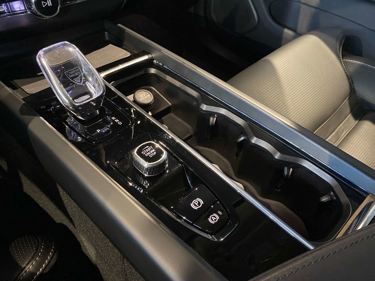 2026 Volvo XC60 Plug-In Hybrid T8 AWD Ultra Dark Theme-11