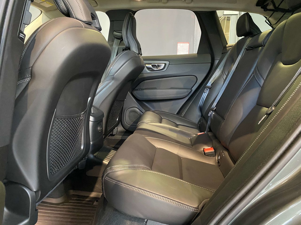 2026 Volvo XC60 Plug-In Hybrid T8 AWD Ultra Dark Theme-17