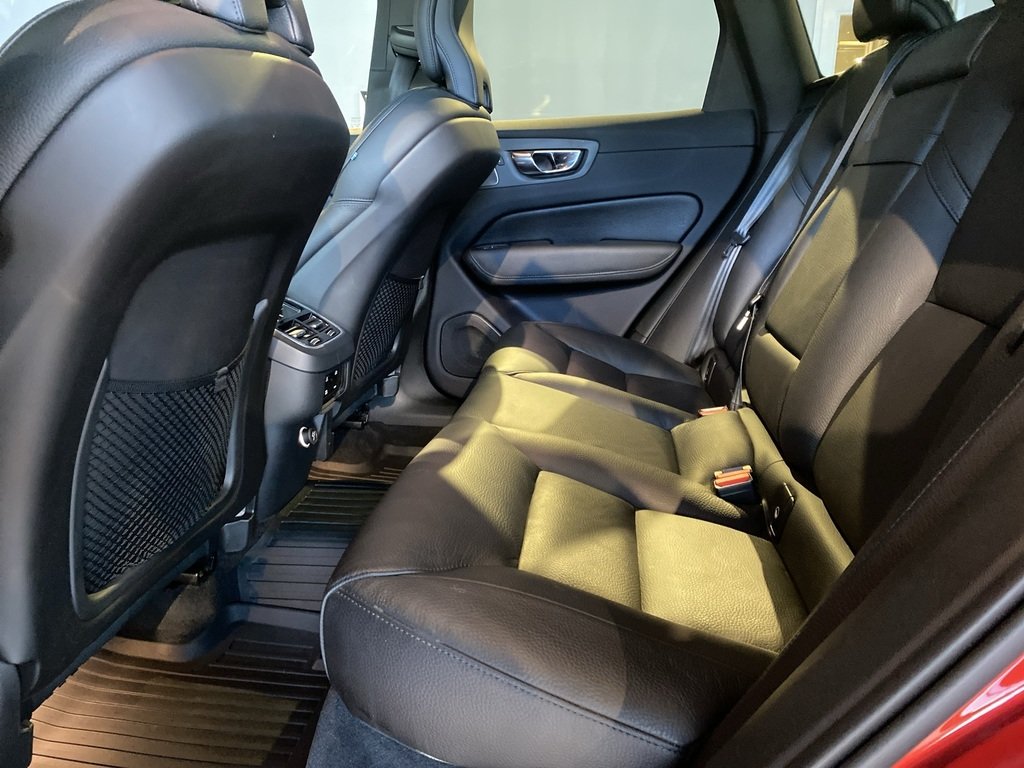 2020 Volvo XC60 T6 AWD R-Design-17
