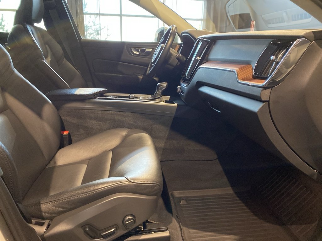 2021 Volvo XC60 T6 AWD Momentum-22