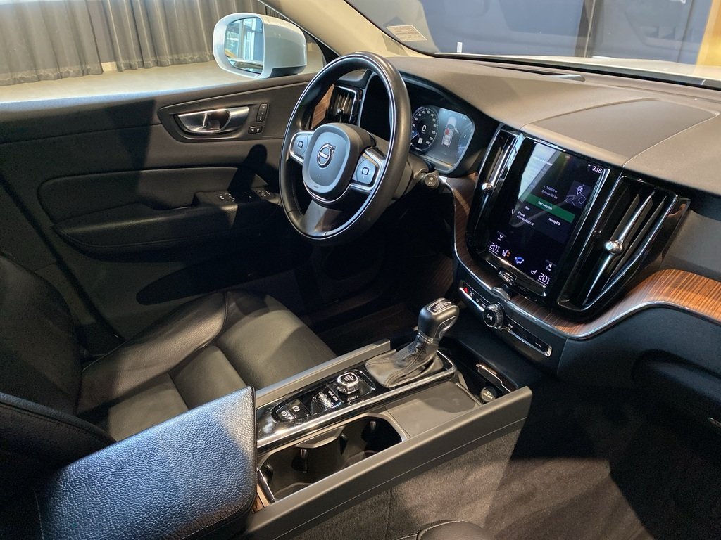 2021 Volvo XC60 T6 AWD Momentum-23