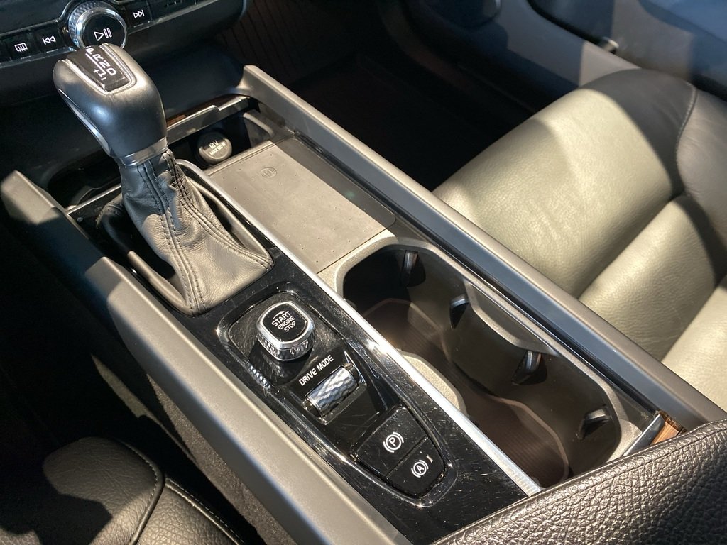 2021 Volvo XC60 T6 AWD Momentum-12