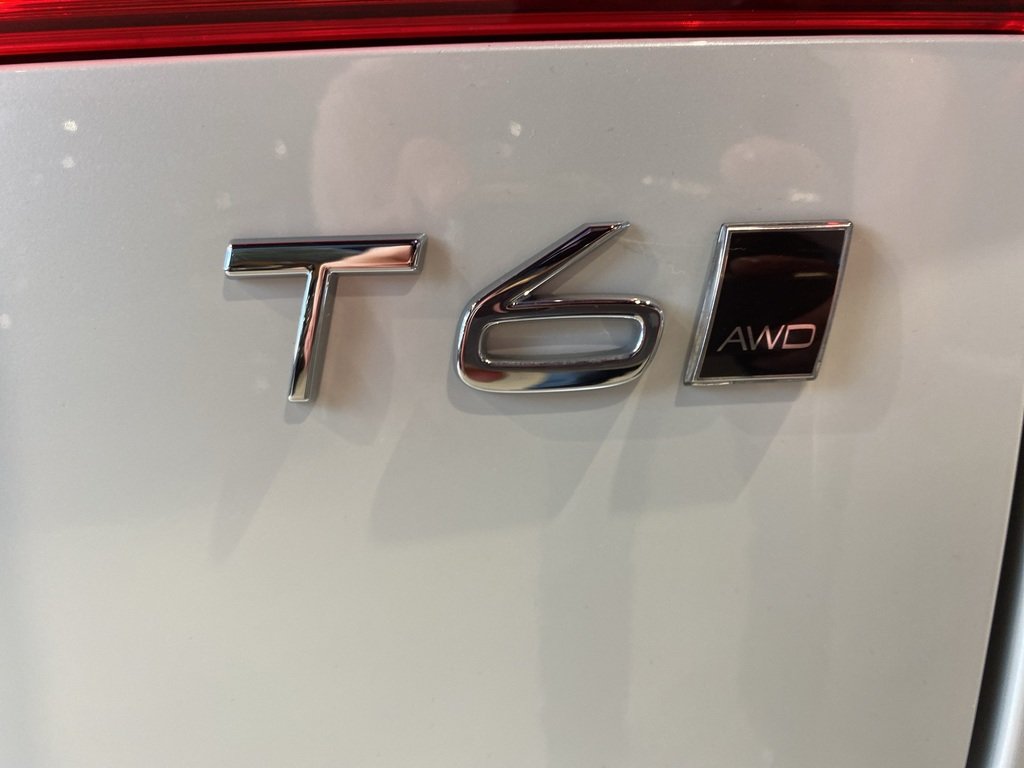 2021 Volvo XC60 T6 AWD Momentum-26