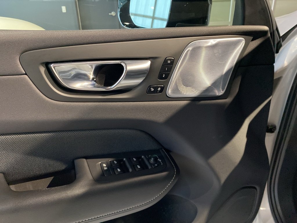 2022 Volvo XC60 B6 AWD R-Design-11