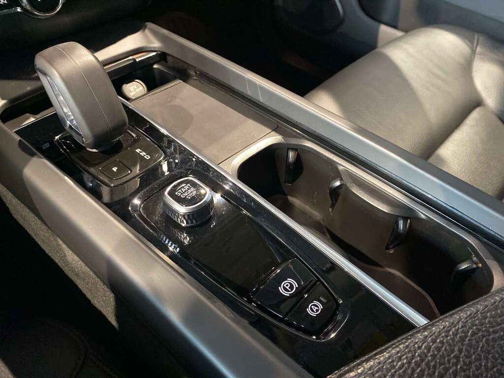 2022 Volvo XC60 B6 AWD Momentum-12