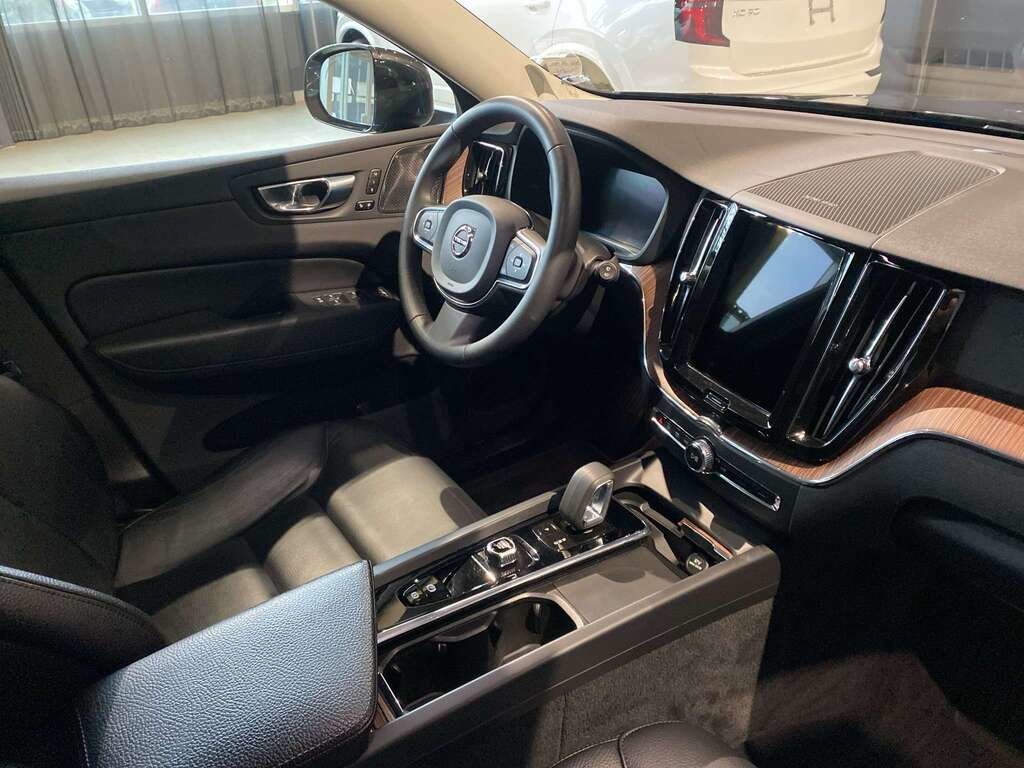 2022 Volvo XC60 B6 AWD Momentum-22