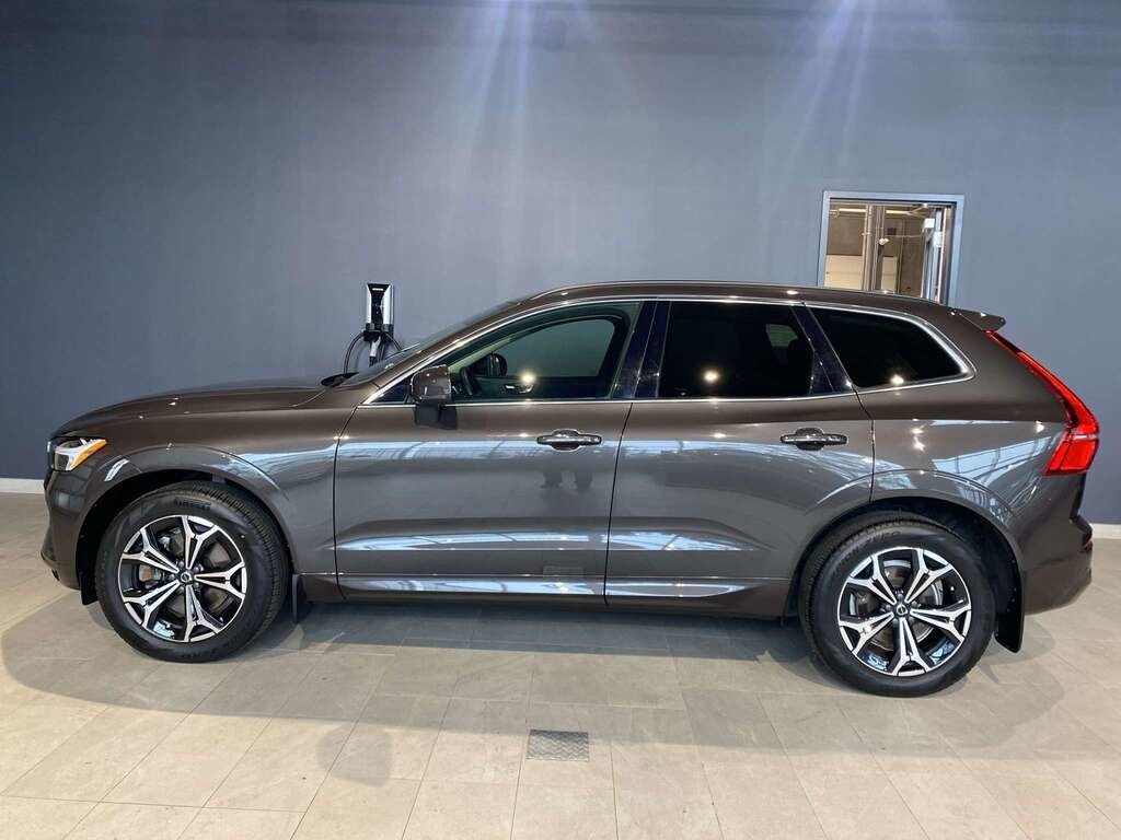 2022 Volvo XC60 B6 AWD Momentum-1