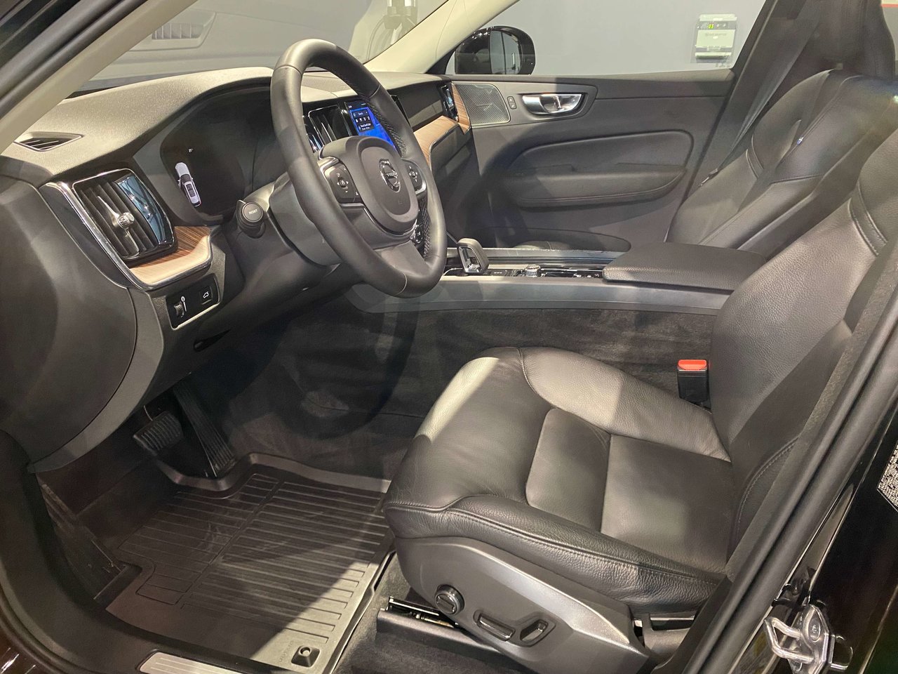 2022 Volvo XC60 B6 AWD Momentum-8