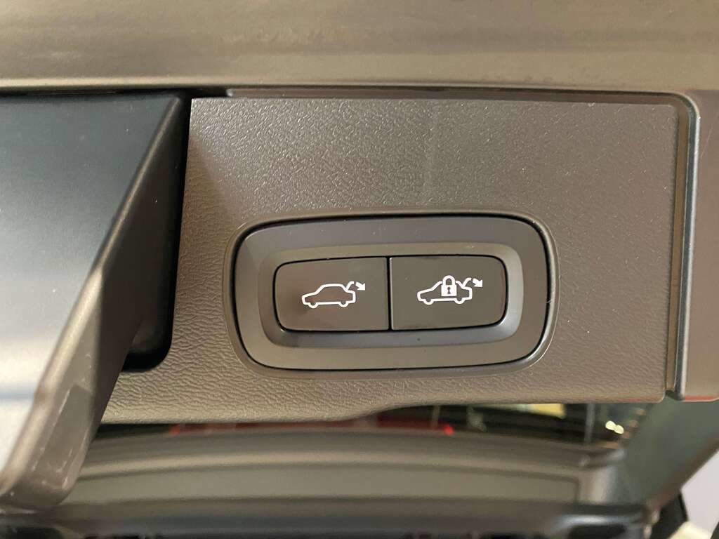 2022 Volvo XC60 B6 AWD Momentum-18