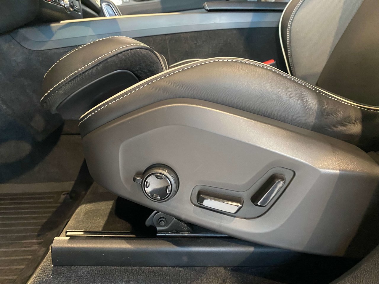 2022 Volvo XC60 B6 AWD R-Design-13