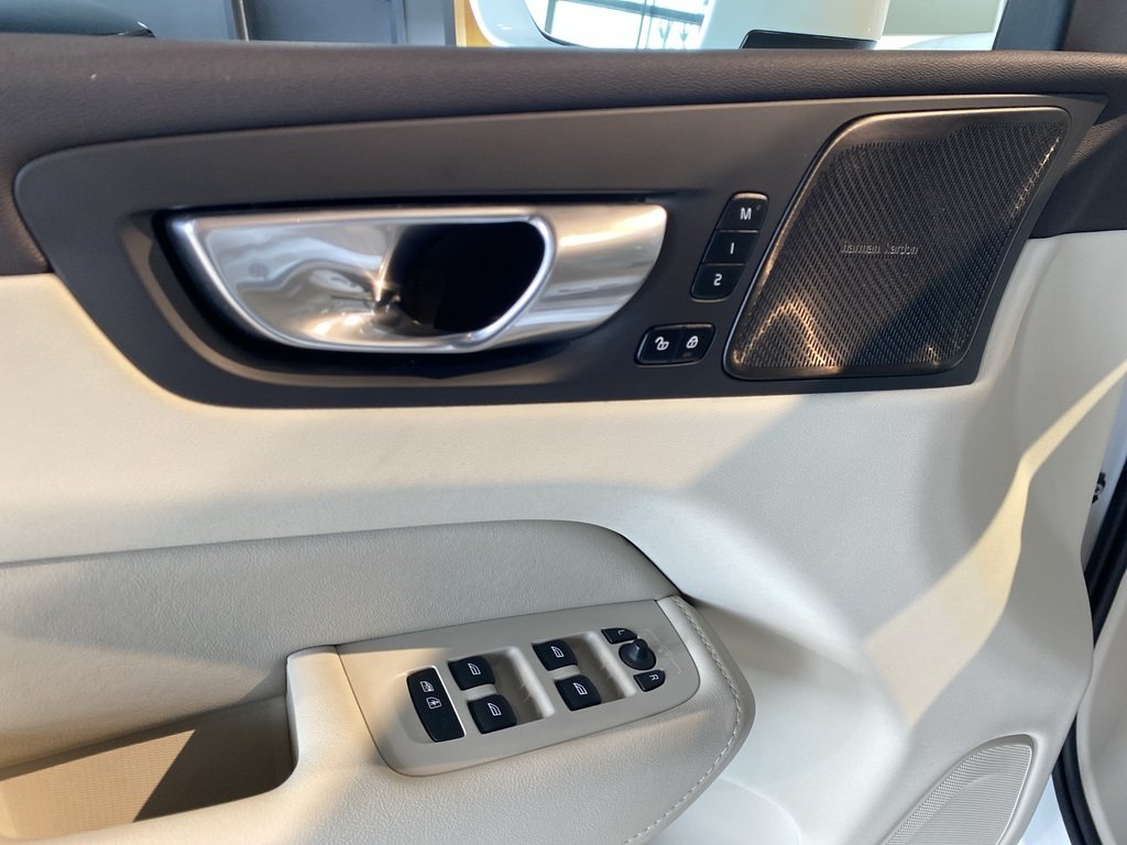 2023 Volvo XC60 B6 AWD Ultimate - Bright-11