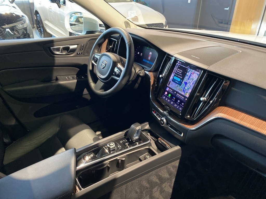 2023 Volvo XC60 B6 AWD Plus - Bright-23