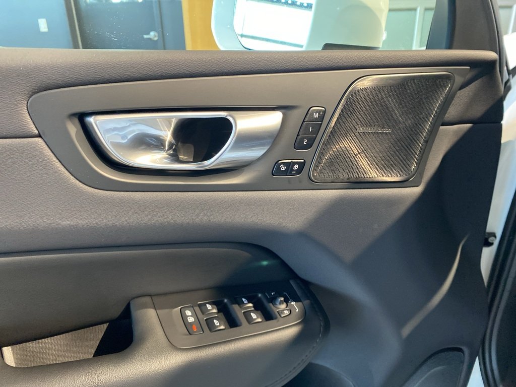 2023 Volvo XC60 B6 AWD Plus - Bright-11