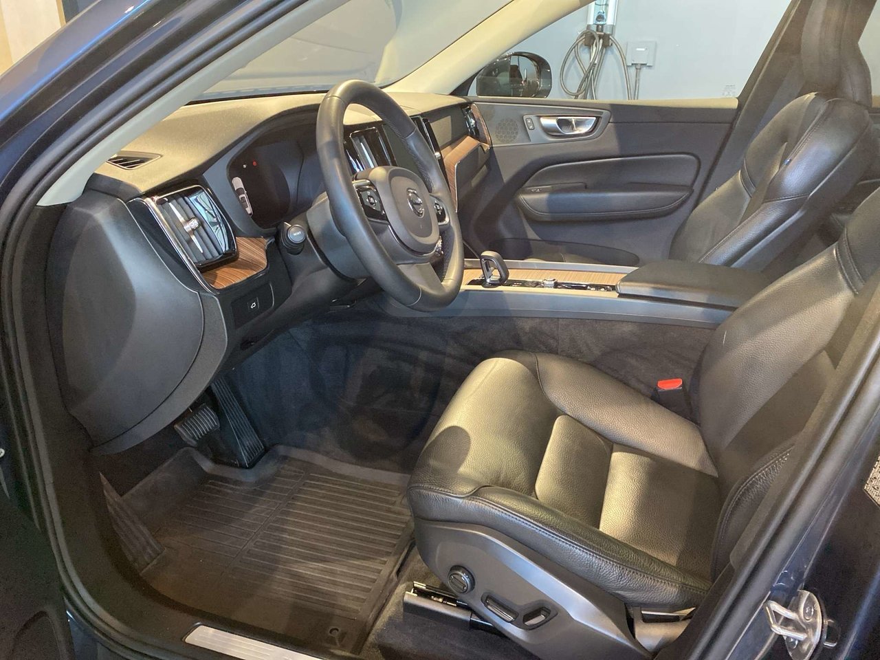 2023 Volvo XC60 B6 AWD Plus - Bright-9