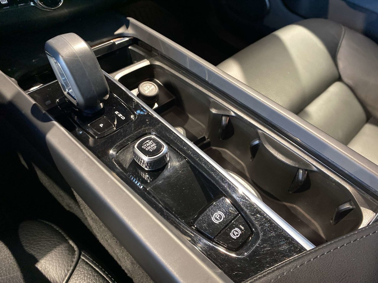 2023 Volvo XC60 B6 AWD Plus - Bright-12