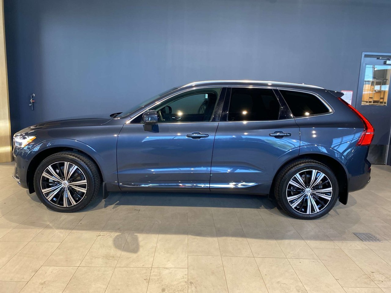 2023 Volvo XC60 B6 AWD Plus - Bright-1