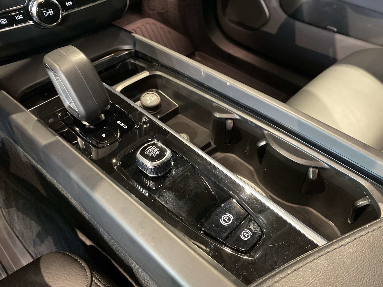 2023 Volvo XC60 B6 AWD Plus - Dark-12