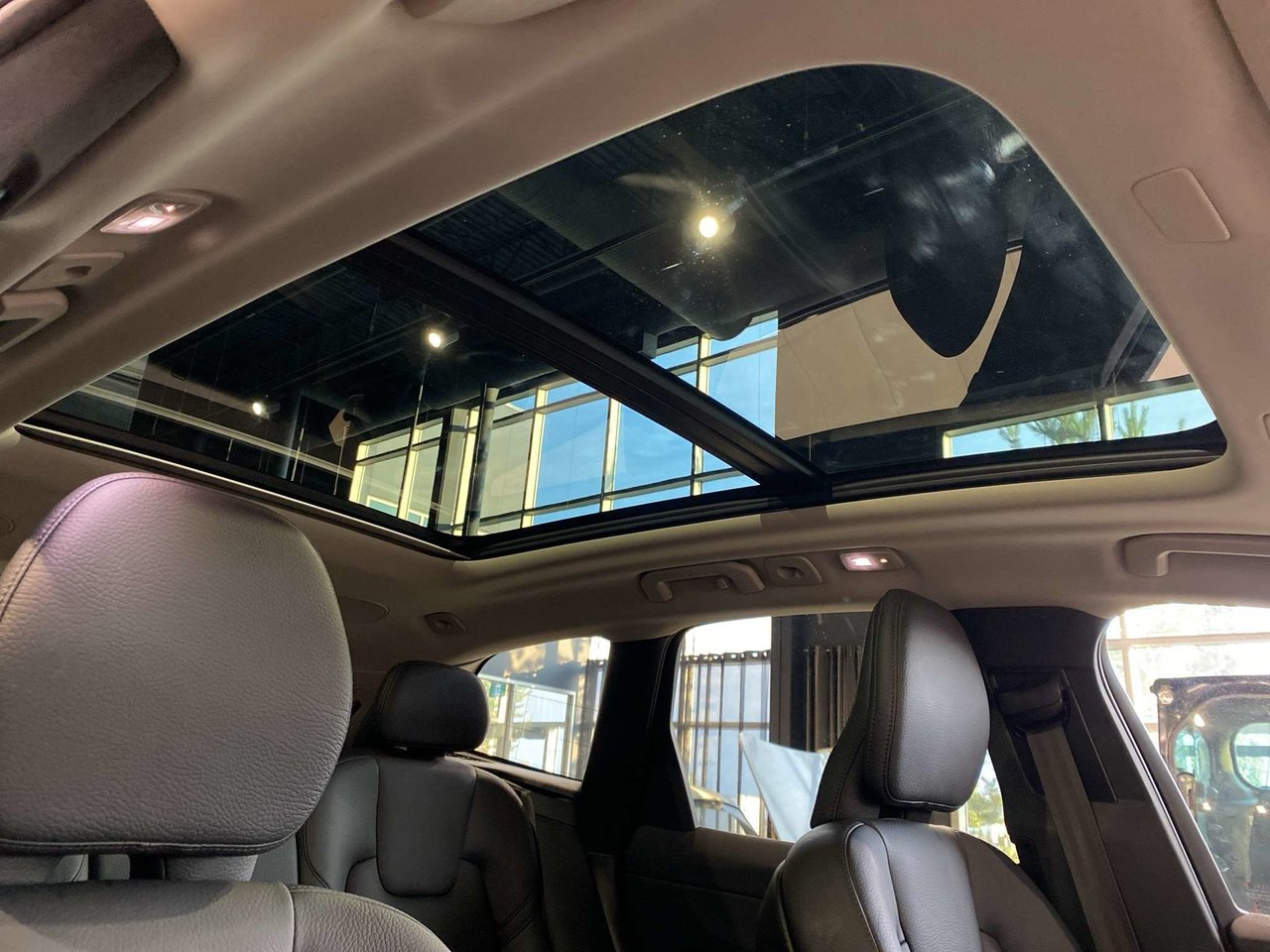 2023 Volvo XC60 B6 AWD Plus - Dark-24