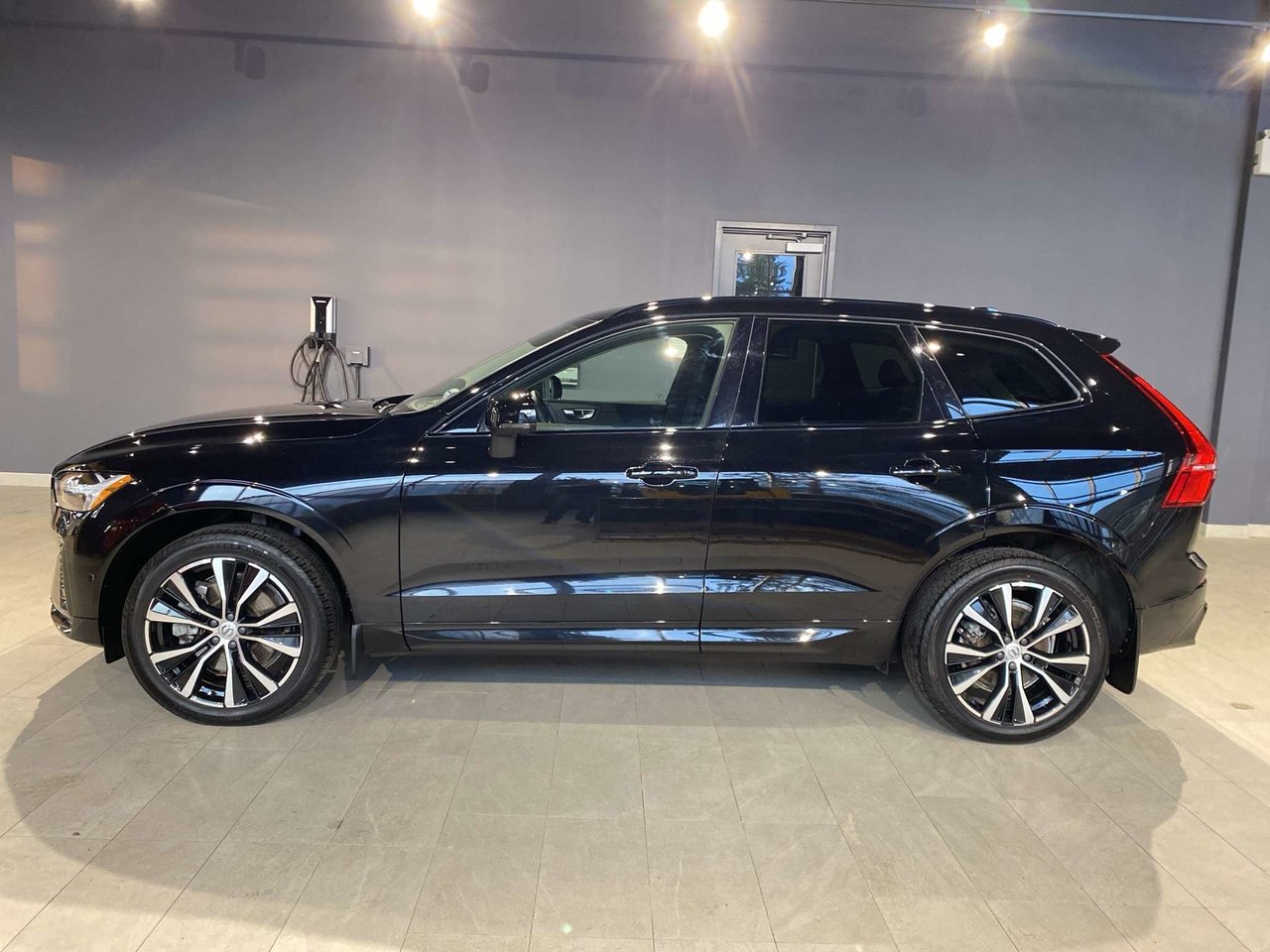 2023 Volvo XC60 B6 AWD Plus - Dark-1