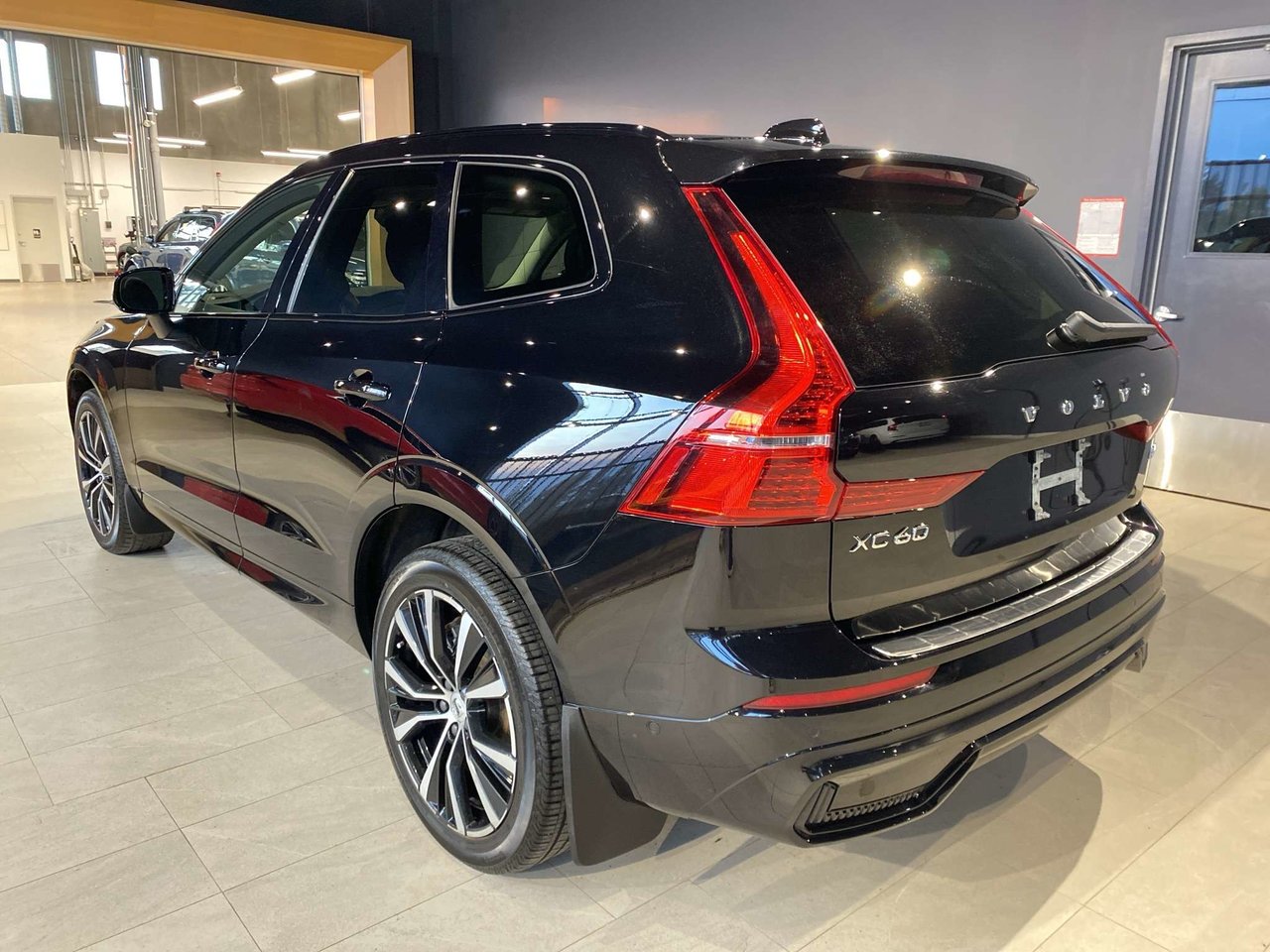 2023 Volvo XC60 B6 AWD Plus - Dark-2