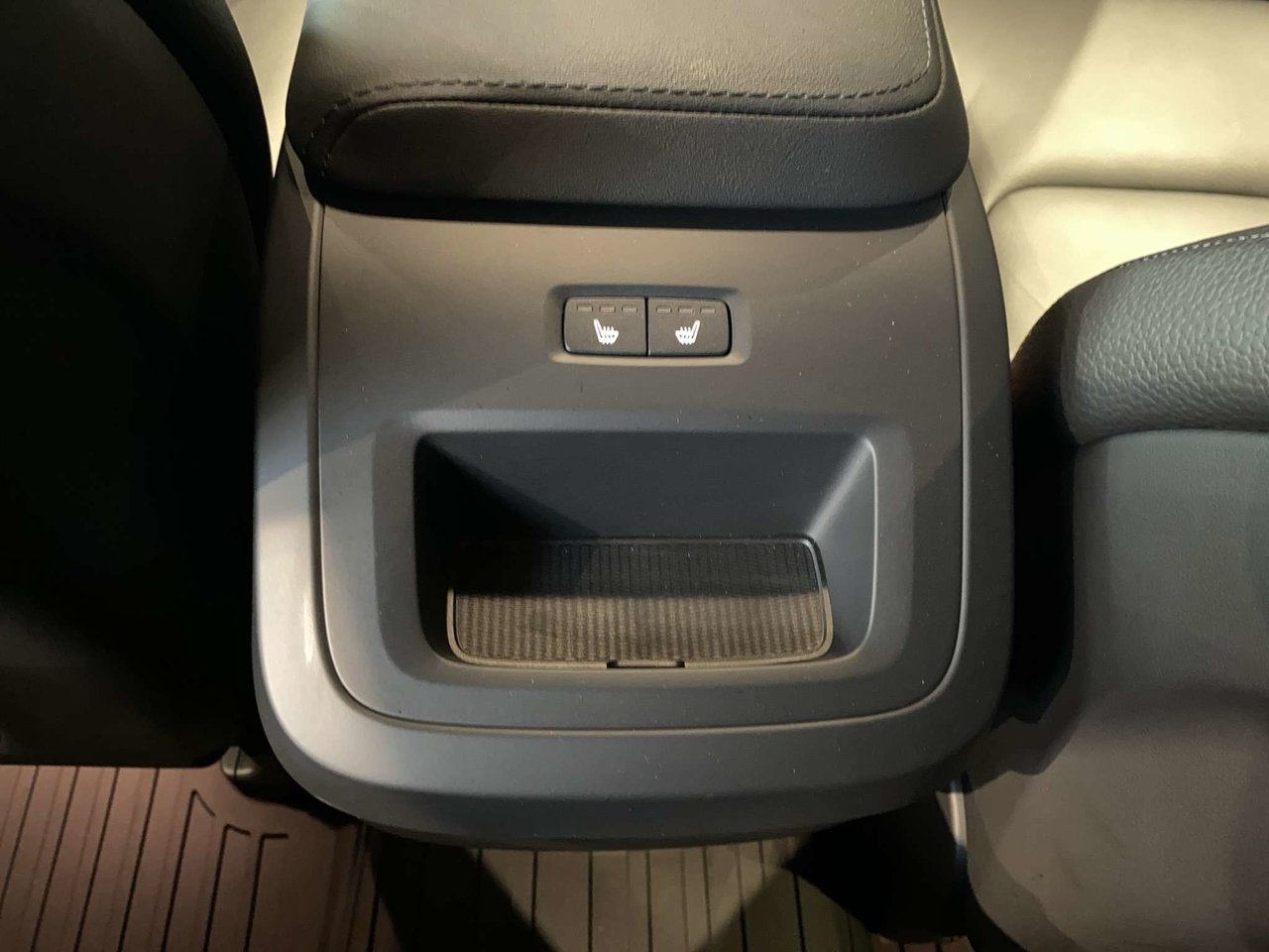 2023 Volvo XC60 B6 AWD Plus - Dark-18
