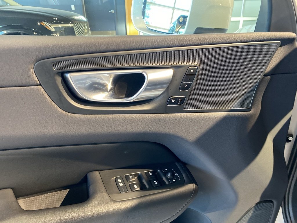 2023 Volvo XC60 B6 AWD Plus - Bright-11