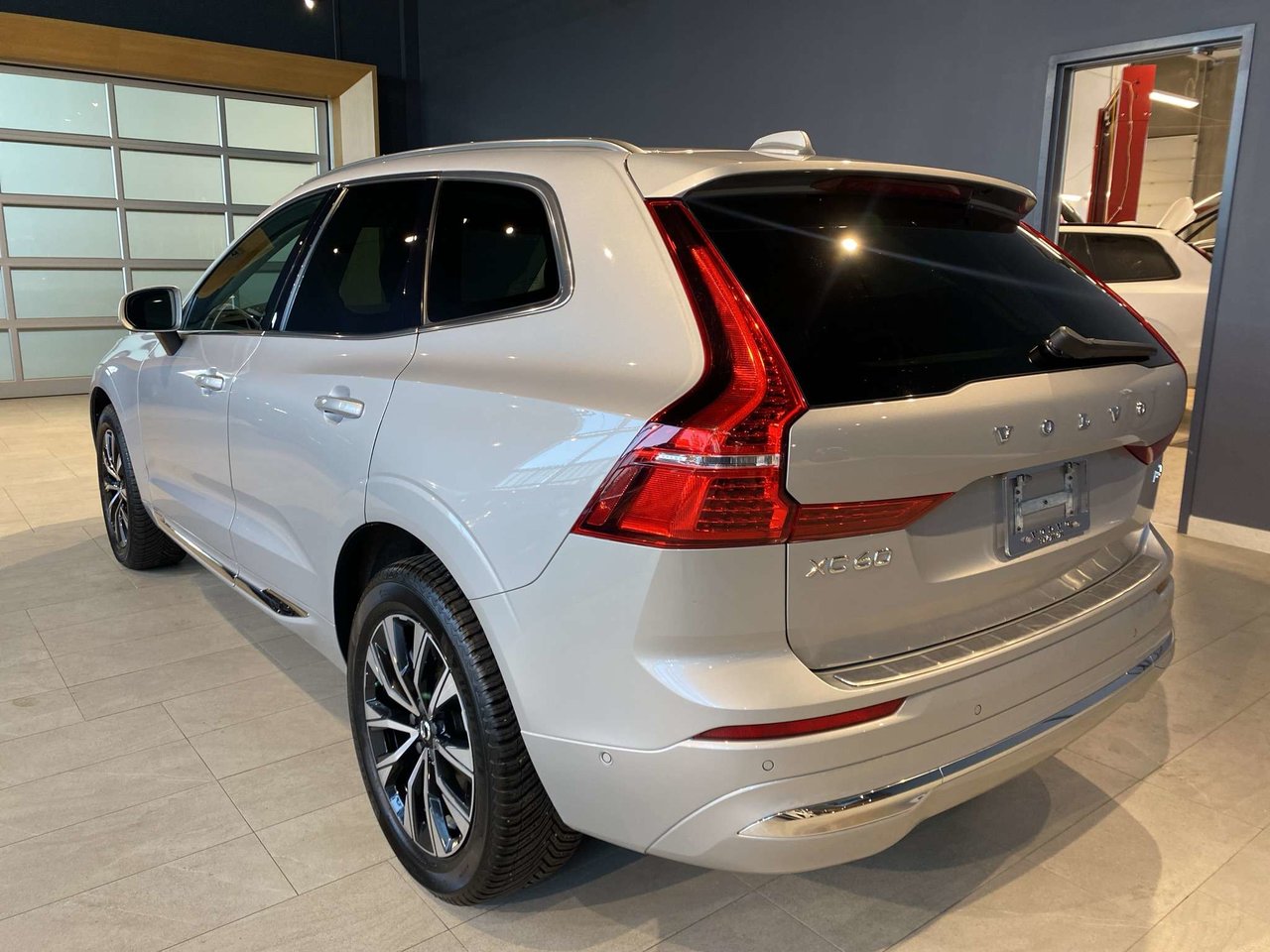 2023 Volvo XC60 B6 AWD Plus - Bright-2